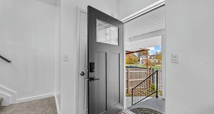 Stylish Family Retreat – 10 Guests and Parking