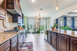 ثلاجة، ميكروويف، فرن، موقد طهي مسطح