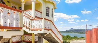Mins from Beach • WiFi + AC • BBQ Grill