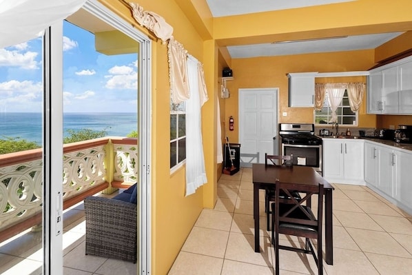 Refrigerador, microondas, horno y cafetera y tetera