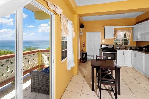 Relaxing Oceanview Escape • Balcony • Beach Nearby