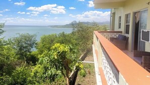 Un balcón con vistas al mar y a las montañas.