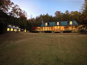 A large, two-story house with a green roof and multiple windows. - Summit Trail Lodge – Mountain Views, Sauna, Game Room, Hot Tub (Blue Ridge)