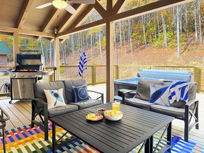Outdoor dining - Summit Trail Lodge – Mountain Views, Sauna, Game Room, Hot Tub (Blue Ridge)