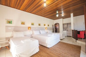 Family Room, Patio, Pool View | Free WiFi, wheelchair access - Pousada Chalé Suiço (Paraty)