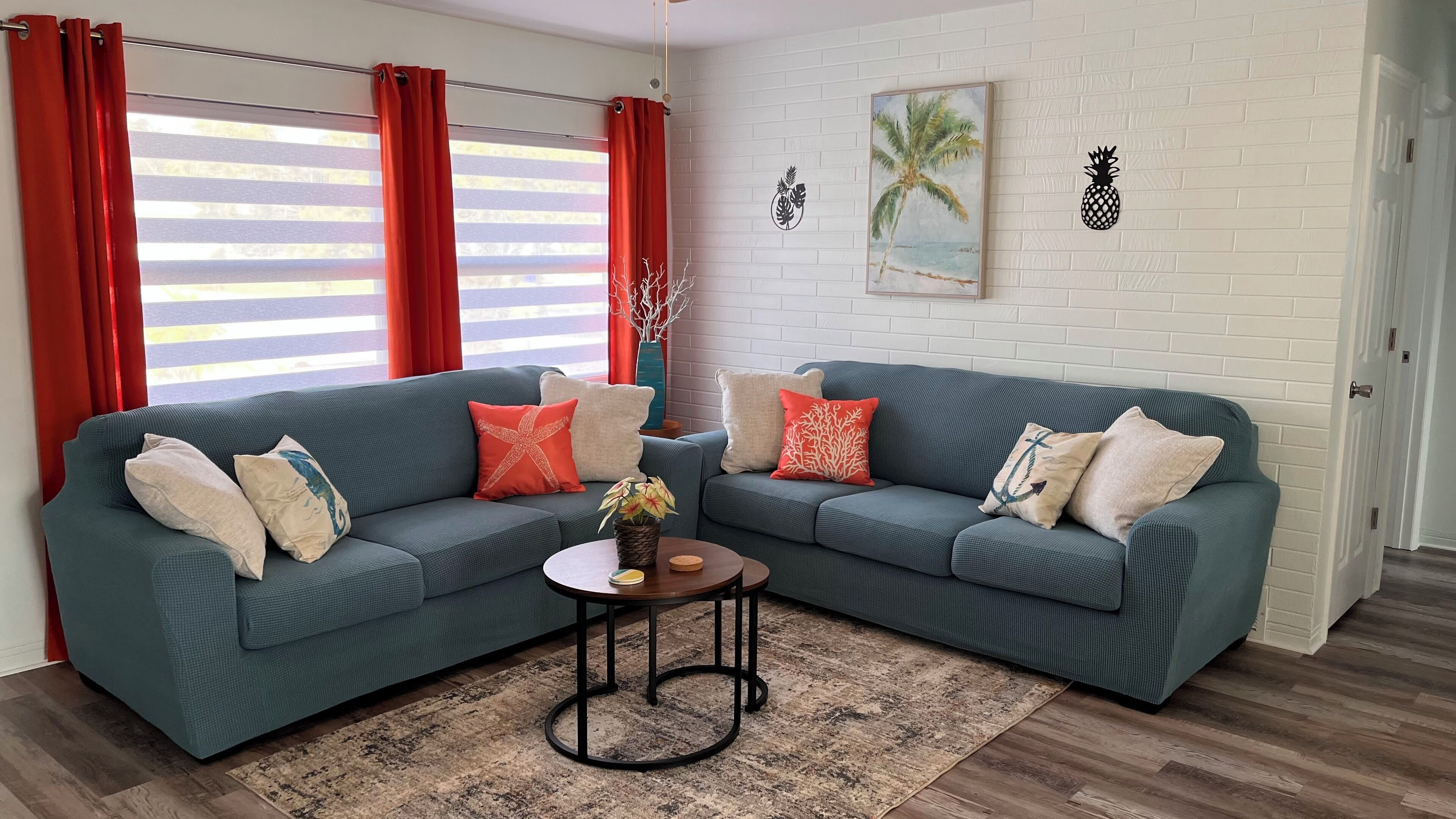 Una Smart TV, un futbolín, una mesa de tenis de mesa