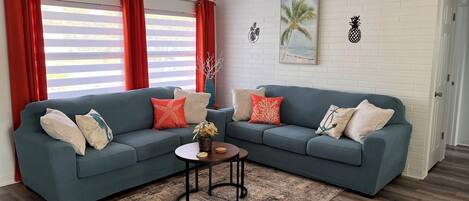 Smart TV, futbolito, mesa de ping pong