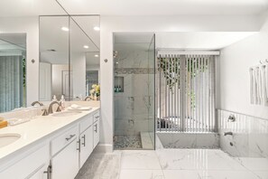 Shower, hair dryer, towels - Hello Paradise - A Private Palm Springs Retreat with Stunning Views (Palm Springs)