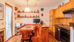 Refrigerador, microondas, lavavajillas, utensilios de cocina