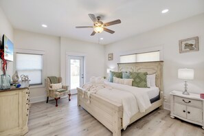 4 bedrooms, iron/ironing board, WiFi, bed sheets