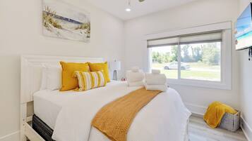 4 bedrooms, iron/ironing board, WiFi, bed sheets