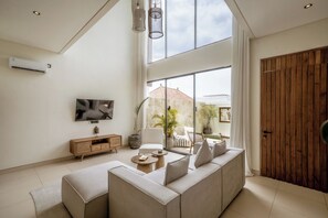 Villa Deluxe - 2 sovrum - uteplats - utsikt mot poolen | Vardagsrum | 50-tums tv med kabelkanaler