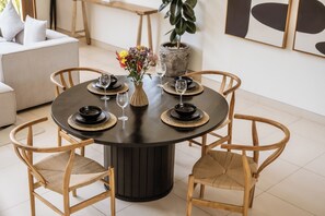 Deluxe-Villa, 2 Schlafzimmer, Terrasse, Poolblick | Esszimmer