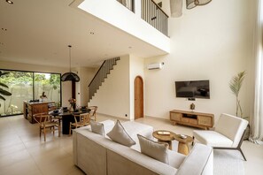 Villa Deluxe - 2 sovrum - uteplats - utsikt mot poolen | Vardagsrum | 50-tums tv med kabelkanaler