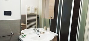 Shower, hair dryer, bidet, towels - Apt. Heart of Veneto Great location for visiting Vi-Pd-Ve by car and train! (Grisignano di Zocco)