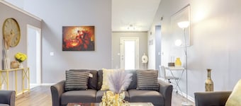 Stylish Lawrenceville Getaway with sunroomâ Family & Pet Friendly