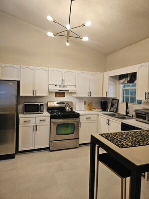 冰箱、微波炉、烤箱、炉灶