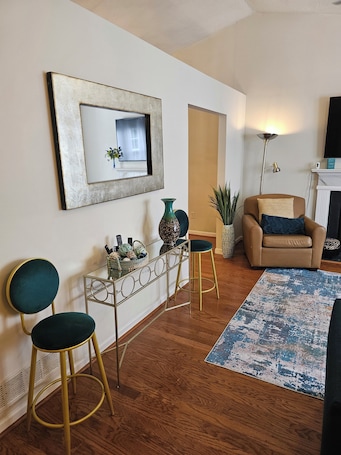 Interior. PriMary EVolution Properties ~ Atlanta - convenient, comfy, chic 3 bedroom home