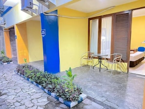 Een bureau, gratis wifi, beddengoed