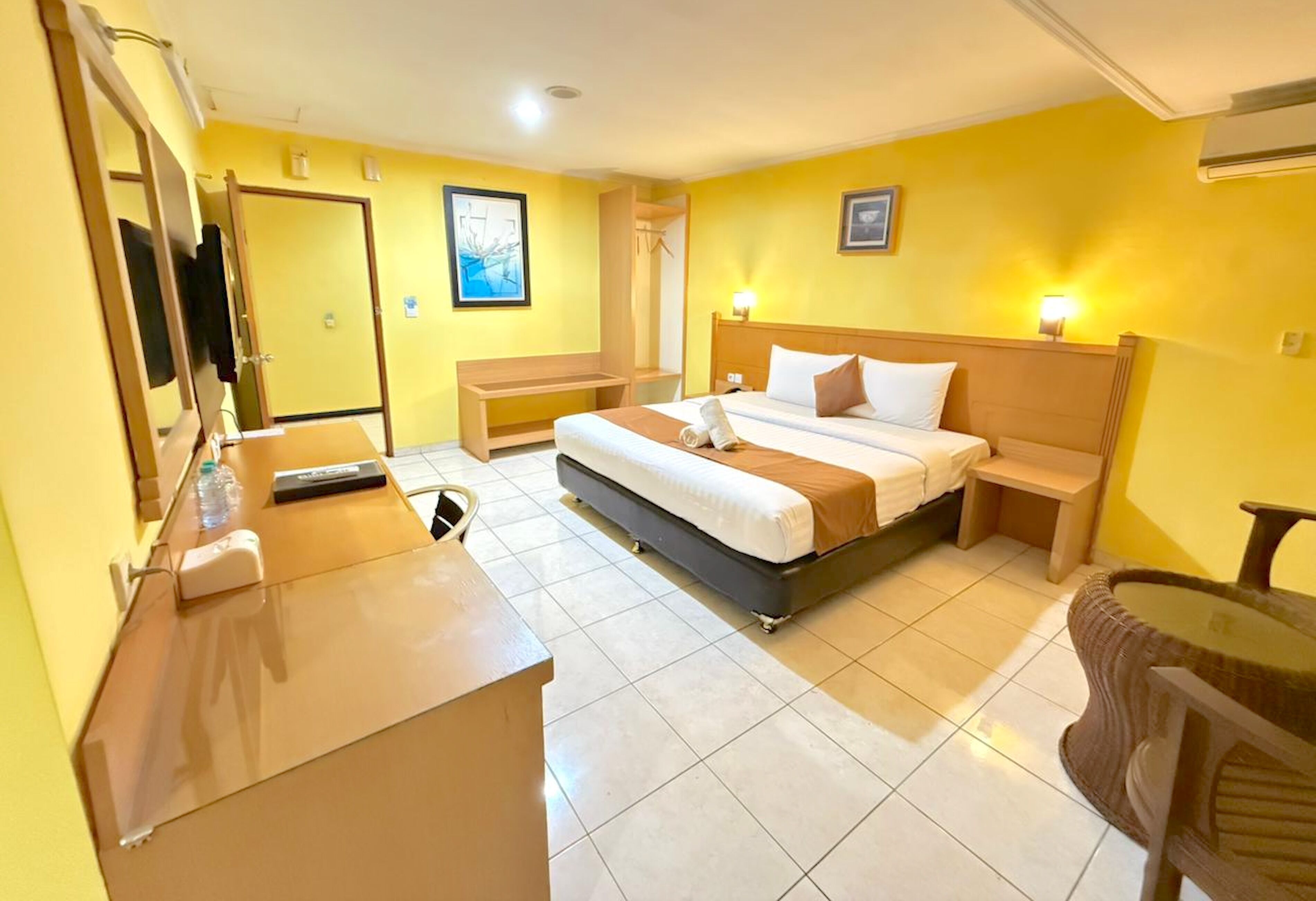 Deluxe Room, 1 King Bed | Desk, free WiFi, bed sheets