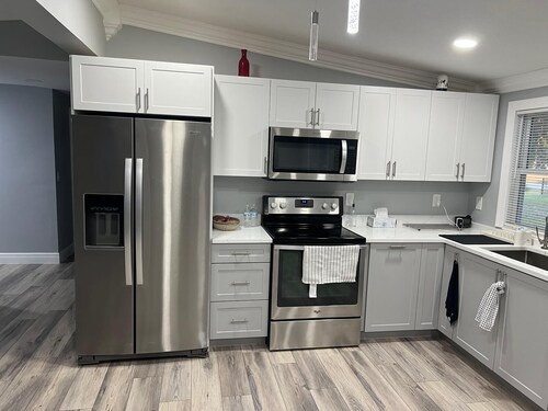 Renovated 3BR Home •1-Acre Retreat•86”TV• Firepit • King Bed • 3-CarPark • Lanai