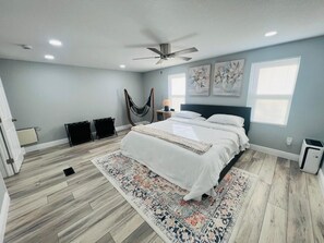 3 habitaciones, escritorio, tabla de planchar con plancha y wifi gratis 