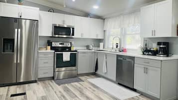 Een koelkast, een magnetron, een oven, een kookplaat