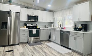 Fridge, microwave, oven, stovetop - Newly Renovated Modern Home•1-Acre Retreat•86”TV•Firepit•King Bed•3CarPark•Lanai (Wesley Chapel)