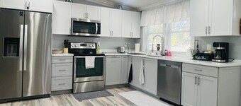 Newly Renovated Modern Home•1-Acre Retreat•86”TV•Firepit•King Bed•3CarPark•Lanai