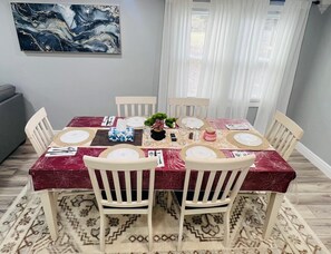 Dining - Newly Renovated Modern Home•1-Acre Retreat•86”TV•Firepit•King Bed•3CarPark•Lanai (Wesley Chapel)