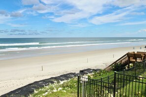 Beach towels - Large Luxury Beach House in Daytona Beach - Ocean Front Living (Daytona Beach)
