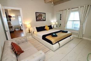 6 habitaciones, escritorio y tabla de planchar con plancha