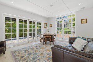 Interior - City & Heritage - Stylish 2 Bed Cottage in Hobart (Hobart)