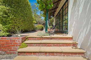 Property grounds - City & Heritage - Stylish 2 Bed Cottage in Hobart (Hobart)
