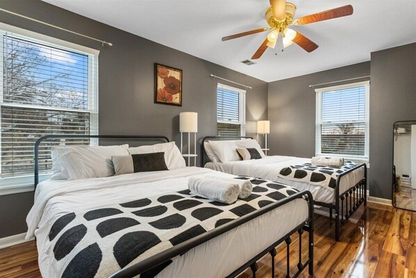 4 عدّة غرف نوم ومكواة/لوح كي وواي فاي وملاءات أسرّة