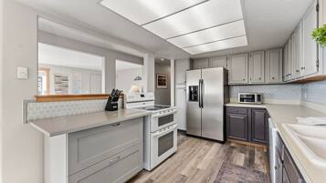 Micro-ondes, four, plaque de cuisson, lave-vaisselle