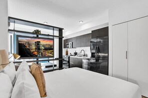 Tabla de planchar con plancha, cuna de viaje, wifi y ropa de cama 