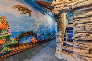 Un mural con temática marina que muestra una tortuga, medusas y corales.