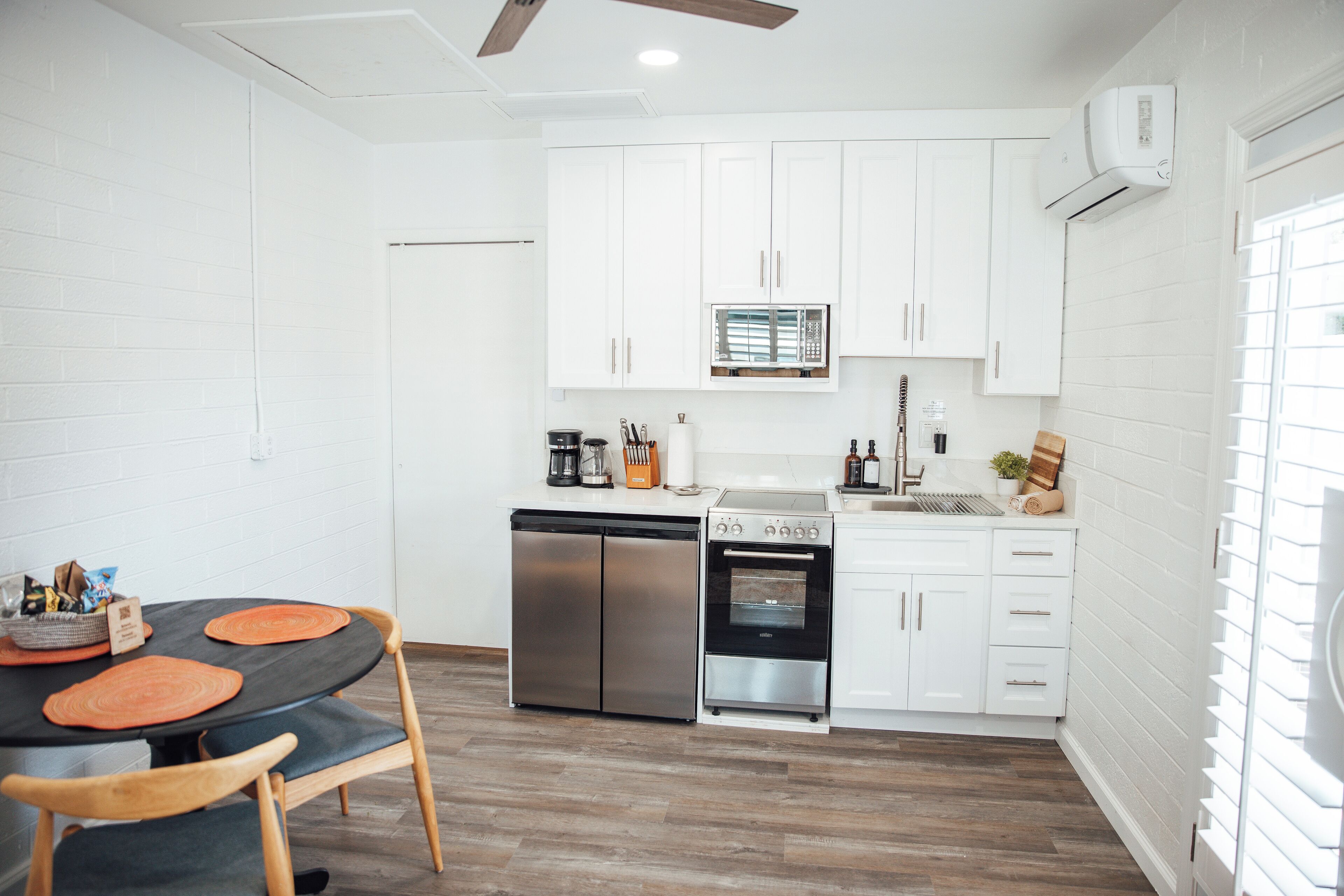 Jääkaappi, mikroaaltouuni, uuni, liesi