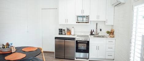 Réfrigérateur, micro-ondes, four, plaque de cuisson