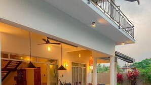 Une maison moderne dotée d’un coin repas, d’une piscine et d’un balcon.