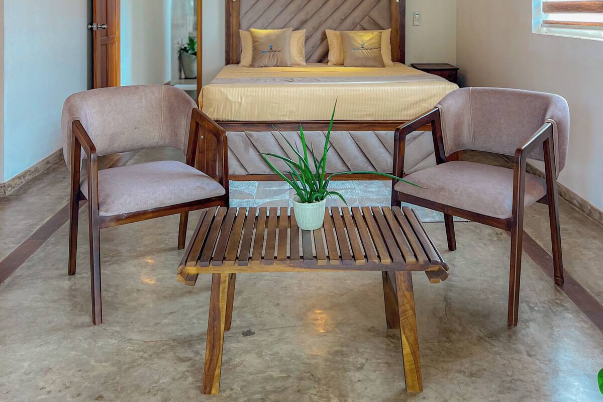 Habitación triple familiar, vistas al jardín | Tabla de planchar con plancha y wifi gratis