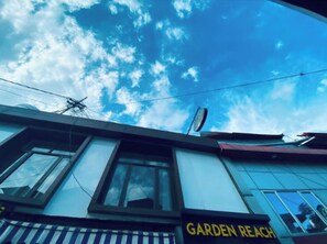 Vista frontal de la propiedad