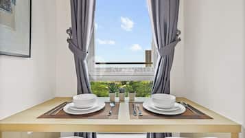 Apartment, 1 Bedroom, City View | Dining room