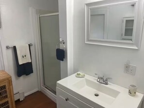 Towels, soap, toilet paper - Delightful 4-bedroom house in Windham. 1 mile to Windham resort & walk to town. (Windham)
