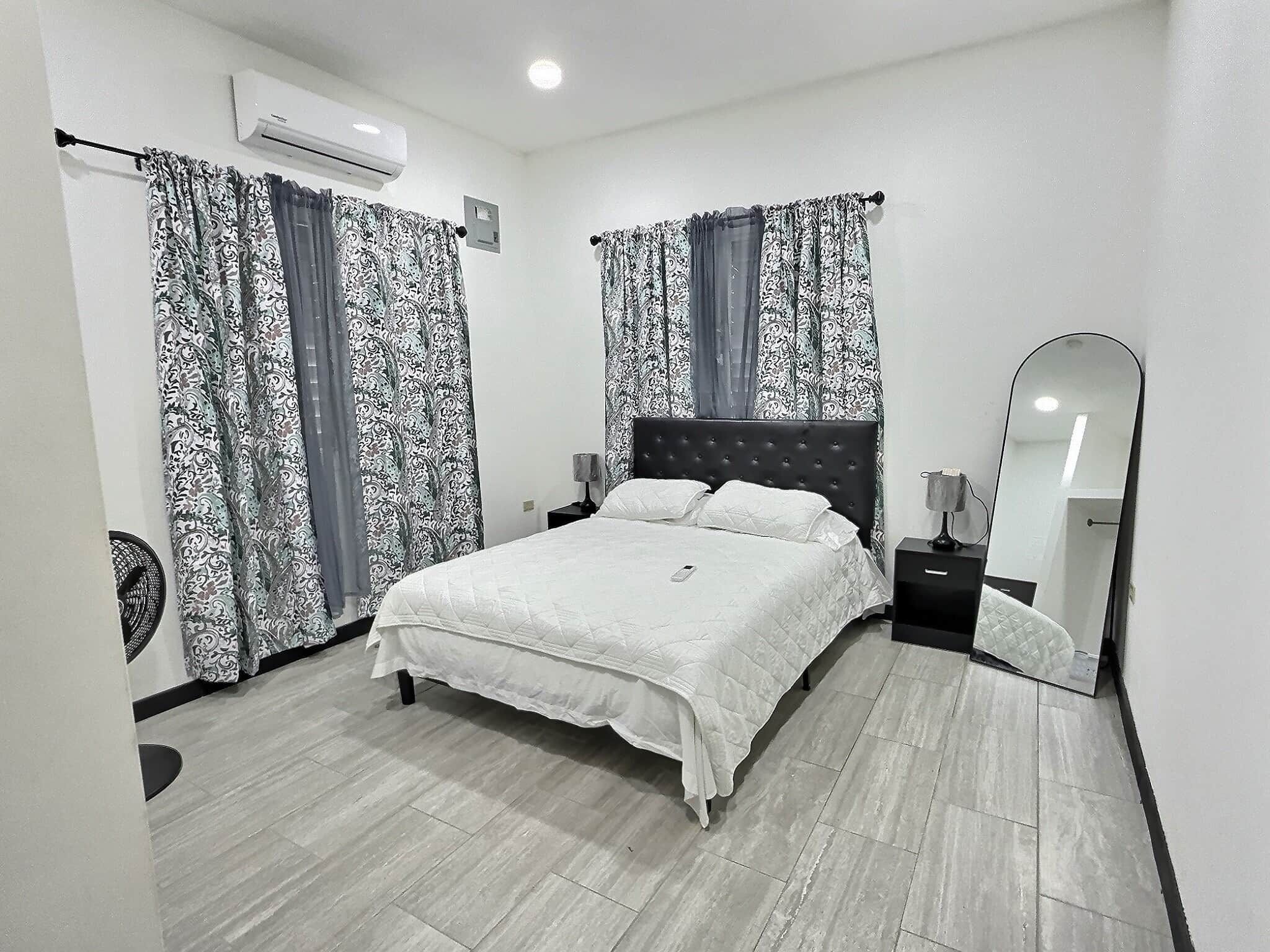 2 slaapkamers, een kluis op de kamer, een strijkplank/strijkijzer, wifi