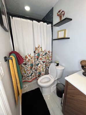 Suihku, hiustenkuivaaja, pyyhkeet, saippua