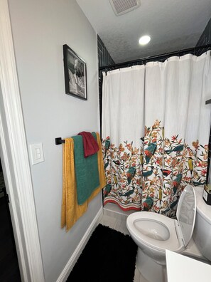 Shower, hair dryer, towels, soap - Love Shack @ Double S Farm (Spring Hill)