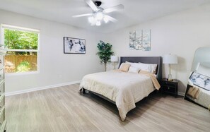 4 soverom, strykejern/-brett, wi-fi (inkludert) og senget øy