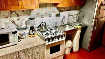 Een magnetron, een vaatwasser